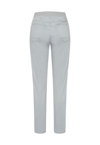 Lichtgrijze broek met een slim fit, elastische taille en twee achterzakken. De stof lijkt zacht met een gladde textuur.