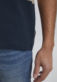 Blend BHTee - Apdrukāts T-krekls - oyster gray