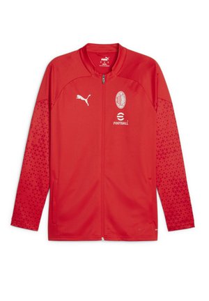 Rote Fußballjacke aus atmungsaktivem Material, mit durchgehendem Reißverschluss, Puma-Logo, AC Milan-Emblem und strukturierten Ärmeln mit geometrischen Mustern.