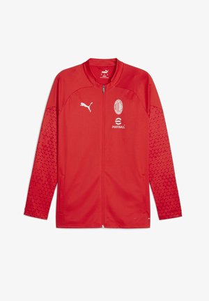 Rote Fußballjacke aus atmungsaktivem Material, mit durchgehendem Reißverschluss, Puma-Logo, AC Milan-Emblem und strukturierten Ärmeln mit geometrischen Mustern.