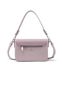 Borsa a tracolla in pelle lilla con chiusura a patta, tasca frontale con zip, tracolla regolabile e dettagli in rosa dorato. Texture liscia, design rettangolare.