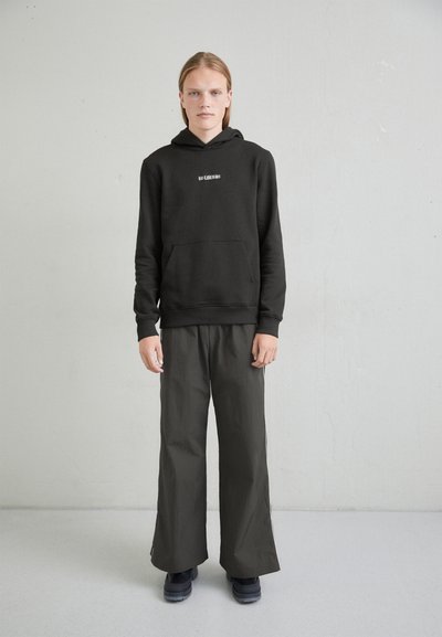 Han Kjøbenhavn BASIC LOGO HOODIE UNISEX - Kapucnis pulóver - black