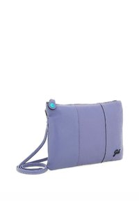 Borsa a tracolla in pelle viola con texture liscia, cuciture a contrasto, chiusura con zip e un bottone blu a contrasto. Presenta una tracolla.