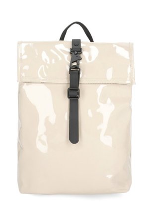 Zaino beige lucido con fibbia frontale regolabile nera e manico superiore, dotato di chiusura a patta ribaltabile.