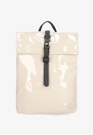 Zaino beige lucido con fibbia frontale regolabile nera e manico superiore, dotato di chiusura a patta ribaltabile.
