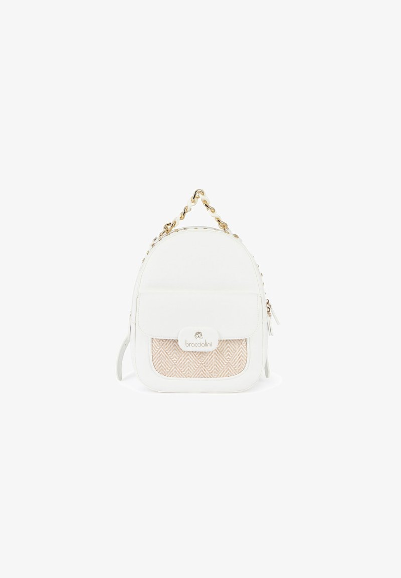 Sac à dos en cuir blanc avec une poche avant texturée à motifs roses, accessoires en or et une bandoulière en chaîne. Caractéristiques de surfaces lisses et une forme arrondie.