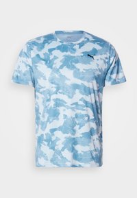 Κοντομάνικη μπλούζα με καντάρι λαιμό και σχέδιο καμουφλάζ σε ανοιχτό μπλε και λευκό, με μικρό μαύρο λογότυπο Puma στο στήθος.