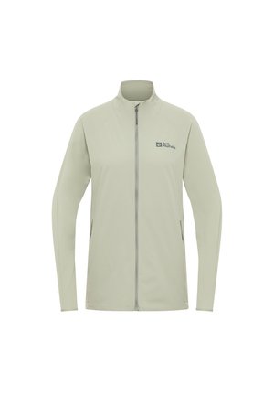 Lichtgrijze softshelljas met een opstaande kraag, volledige rits, zijzakken en een logo op de linkerborst. Glad, lichtgewicht materiaal.