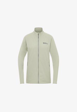 Lichtgrijze softshelljas met een opstaande kraag, volledige rits, zijzakken en een logo op de linkerborst. Glad, lichtgewicht materiaal.