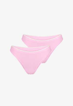 Dwie jasnoróżowe majtki w stylu bikini z białą lamówką, ustawione na białym tle.