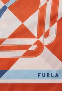 Silke skjerf med geometriske mønstre i oransje, hvitt og blått, med merkevarenavnet "Furla" vist i fete blå bokstaver.