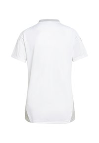 Camicia bianca a maniche corte con collo rotondo, caratterizzata da un accento grigio sulla spalla e pannelli laterali in rete per la traspirabilità.