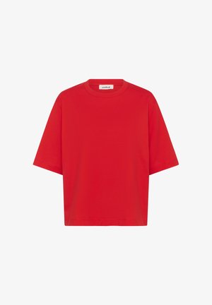 Czerwona koszulka z krótkim rękawem wykonana z miękkiej bawełny. Posiada luźny krój, okrągły dekolt i brak widocznych wzorów lub ozdób.