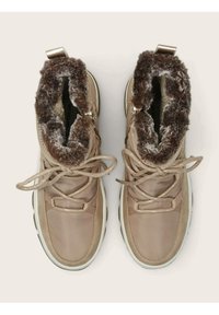 Beige enkelboots met nepbont voering, een gladde textielen bovenkant, platte rubberen zool, ronde neus en tonale veters. Ritsaccent aan de zijkant.