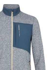  fleece jasje met een gestructureerd grijs lichaam, contrasterende blauwe borstzak en crèmekleurige ritssluiting. Inclusief hoge kraag en subtiele merkteken.
