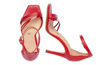 Sandalias rojas de tacón alto con un diseño de punta cuadrada, que cuentan con múltiples tiras finas y un acabado de textura suave. Con un tacón ligeramente marcado.