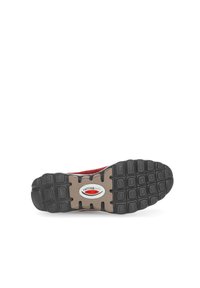 Soletta di scarpa sportiva rossa e grigia con una suola in gomma nera testurizzata, caratterizzata da motivi rettangolari e un dettaglio centrale con logo.