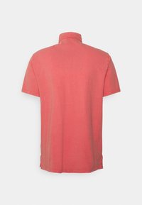 Polo tričko s krátkým rukávem, korálové barvy, bavlněný materiál, jednobarevné, sklopený límec, rovný lem, s minimálními prošívacími detaily.