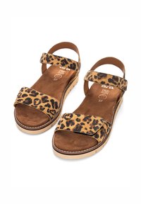 Sandály s leopardím vzorem, se dvěma horními pásky, z tan suede materiálu, s měkkou stélkou a světle zbarvenou wedge podrážkou s dekorativním šitím.
