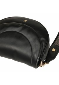 Zwarte leren schoudertas met een ronde vorm, gestructureerd oppervlak, gouden hardware accenten en een verstelbare band met een gestreept ontwerp.