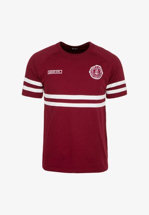 Maroon riemukangas t-paita, jossa on valkoisia raitoja, pyöreä kaula-aukko ja logo-patch rinnassa. Lyhyet hihat, joissa on erottuvat yksityiskohdat.