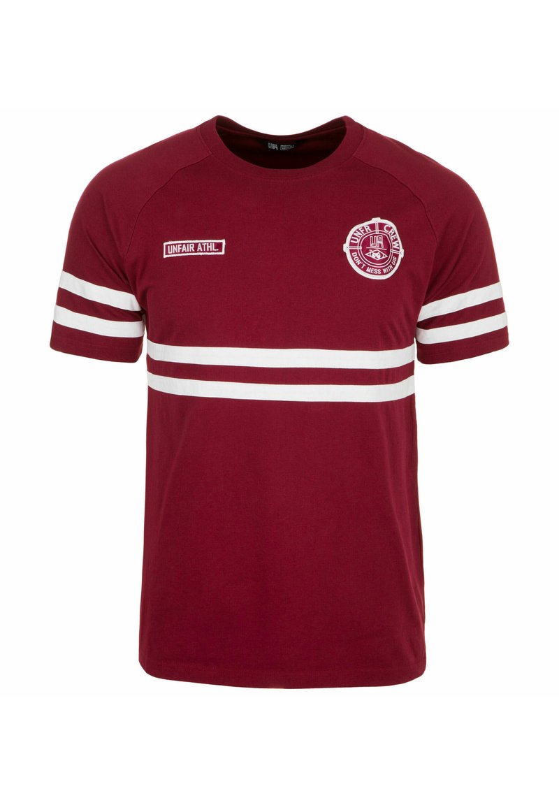 Bordeaux bomulls t-skjorte med hvite stripete detaljer, rund hals og en logo-patch på brystet. Korte ermer med kontrastdetaljer.
