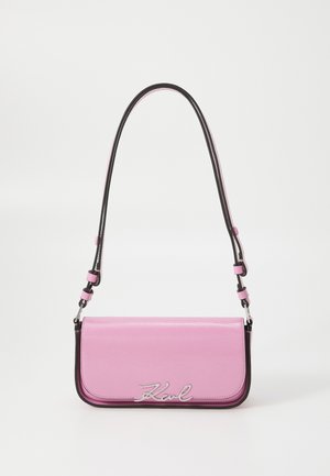 Roza usnjena torba za ramo pravokotne oblike, s črnimi poudarki in srebrnim logotipom. Ima nastavljiv trak.