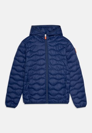 Marineblå pufferjakke med hætte, quiltet design, frontlukning med lynlås og en orange trækstrop, samt elastiske cuffs. Let og isolerende materiale.