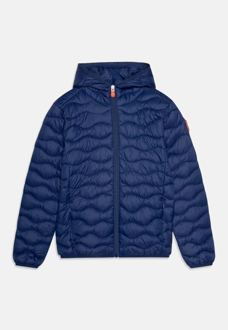 Doudoune navy avec capuche, design matelassé, fermeture éclair frontale avec un tirant orange, et poignets élastiques. Matériau léger et isolé.