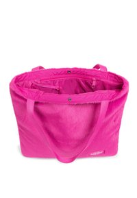 Fuchsia schoudertas van zacht, textuurmateriaal. Voorzien van twee stevige hengsels en een ritsvak aan de binnenkant. Gevoerd met een gladde stof.