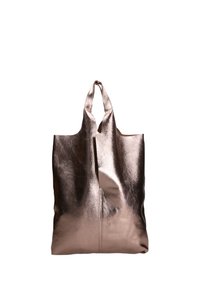 Metalen roségouden schoudertas met een gladde textuur, brede open bovenkant en dubbele handvatten om te dragen, met een centrale naaddetail.