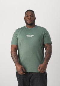 Jack & Jones JORVESTERBRO TEE CREW NECK - Marškinėliai su spaudiniu - laurel wreath