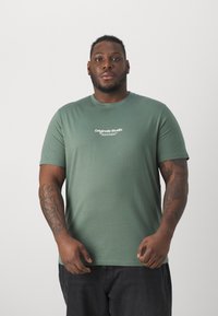 Jack & Jones - JORVESTERBRO CREW NECK - Nyomott mintás póló - laurel wreath Miniatűr kép 1