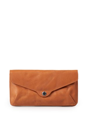 Leren clutch in envelopstijl in lichtbruin, met een enkele zwarte drukknoopsluiting op de voorflap.