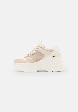 Chunky Sneakers aus einer Mischung aus beigen und weißen Materialien, mit einer strukturierten Paneel, goldenen Beschlägen und einer dicken weißen Sohle.