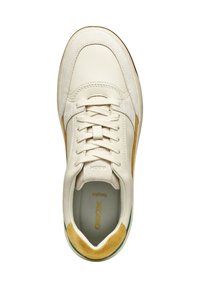 Zapatilla de cuero en crema, con acentos de ante en dorado y verde. Punta redondeada, cordones planos y plantilla acolchada.