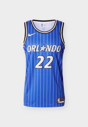 Modra košarkarska majica Orlando Magic z belimi navpičnimi črtami, številka 22, logotip Nike in oznaka NBA na dnu.