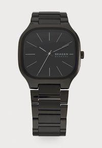 Orologio quadrato nero con finitura lucida, dotato di un quadrante nero minimalista, indicatori delle ore in argento e un bracciale metallico a maglie.