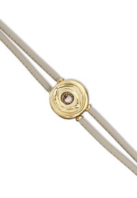 Bracelet en cuir avec un ornement circulaire central de ton doré, mettant en vedette une pierre facettée marron clair, maintenu par deux fines lanières gris clair.