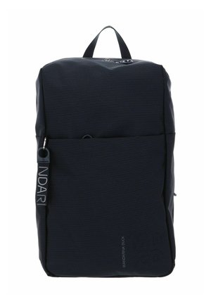 Zaino nero con superficie testurizzata, dotato di tasca frontale con zip, manico superiore e marchio laterale. Forma rettangolare con un design minimalista.