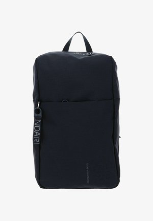 Zaino nero con superficie testurizzata, dotato di tasca frontale con zip, manico superiore e marchio laterale. Forma rettangolare con un design minimalista.