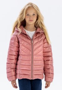Ljust rosa puffjacka med vertikala quiltade sektioner, dragkedjestängning och huva. Tillverkad av glänsande syntetmaterial.