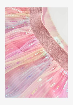 Rozā kleita ar slāņu, caurspīdīgu tilla audumu, kas rotāta ar spīdumiem. Kleitas augšdaļai ir spīdīga, tekstūrēta rozā apdare. Etiķete lasāma "NEXT".