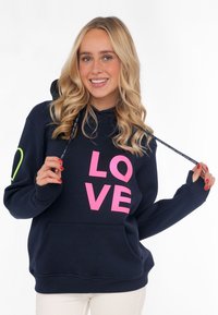 Felpa blu navy in misto cotone, con grande scritta "LOVE" rosa e un cuore verde sulla manica sinistra. Cappuccio con lacci.