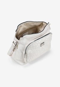 Bolso de tela blanca con un frente texturizado, herrajes plateados, cierre de cremallera y correa ajustable. El interior cuenta con múltiples bolsillos.