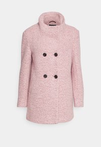 Růžový strukturovaný dvouřadový kabát s vysokým límcem a dvěma černými knoflíky, dlouhými rukávy a rovnými liniemi.