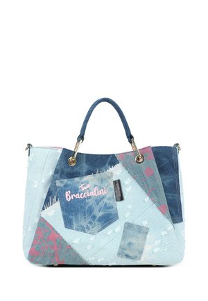 Borsa tote in denim patchwork con doppi manici, dettagli distressed, tasca frontale con ricamo "tua Braccialini" e schizzi di vernice rosa.