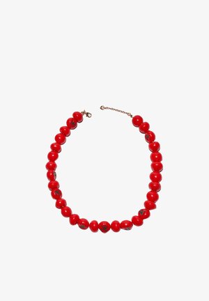 Rødt perlehalskæde med små tomatmotiver på nogle af perlerne og et guldlås med en justerbar kæde.