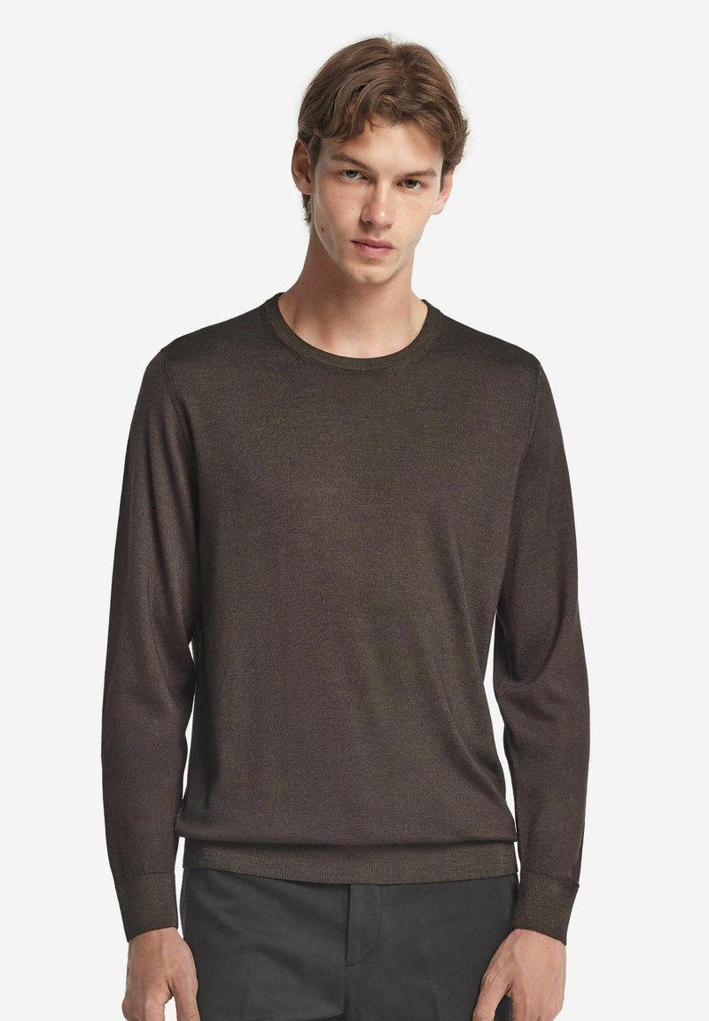 Brauner Langarmpullover mit Rundhalsausschnitt, aus einem weichen, glatten Material gefertigt, mit gerippten Bündchen und Saum für eine enganliegende Passform.