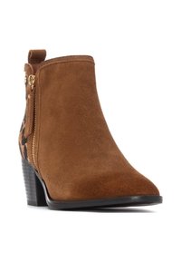 Stivale alla caviglia in suede marrone con punta affusolata, zip laterale e dettaglio in stampa leopardata; tacco spesso nero per stabilità.